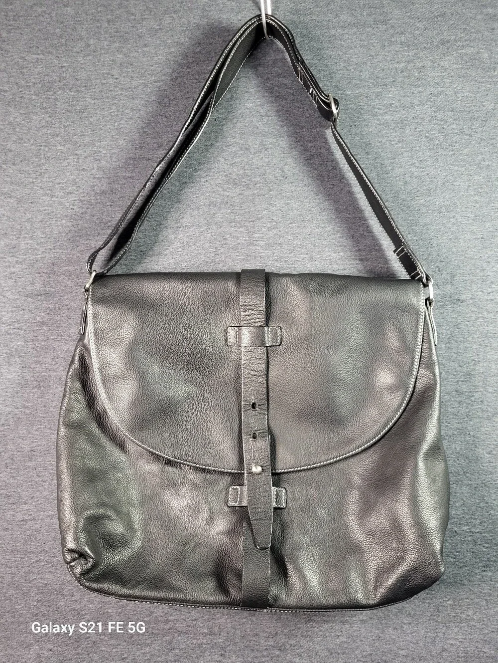 Kenneth Cole Classic Black Leather Messenger Bag with Adjustable Strap
